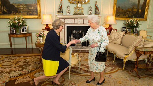 الملكة البريطانية إليزابيث ورئيسة وزراء المملكة تيريزا ماي - سبوتنيك عربي