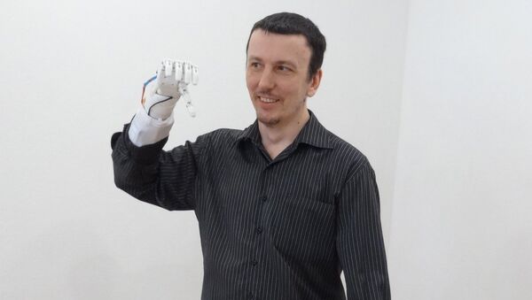 مهندس روسي يبتكر ذراعا اصطناعية فريدة من نوعها - سبوتنيك عربي