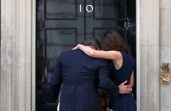 رئيس الوزراء البريطاني ديفيد كاميرون وزوجته في شارع داونينغ ستريت، لندن 13 يوليو/ تموز 2016 - سبوتنيك عربي