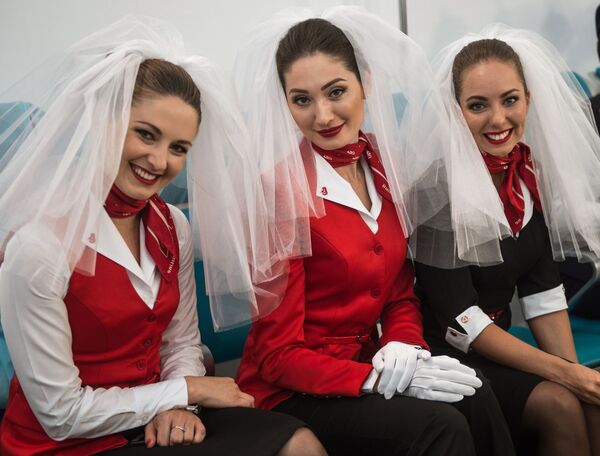 عرض الأزياء لمضيفات ومضيفي الطيران DME Runway في مطار دوموديدوفو في موسكو. - سبوتنيك عربي