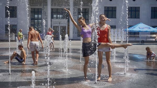 فتيات يلعبون وسط نافورة مياة لارتفاع درجات الحرارة في مدينة كييف، أوكرانيا 13 يوليو/ تموز 2016 - سبوتنيك عربي
