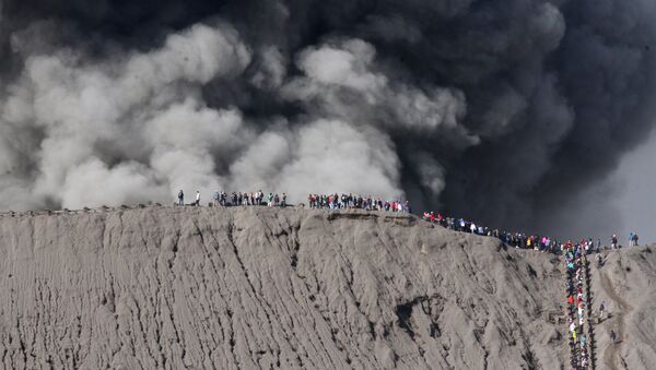 السياح على حافة بركان برومو في إندونيسيا، 12 يوليو: تموز 2016 - سبوتنيك عربي