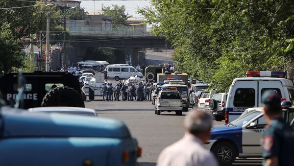 الشرطة الأرمينية تغلق الطريق بعد استيلاء مجموعة مسلحين على نقطة أمنية - سبوتنيك عربي