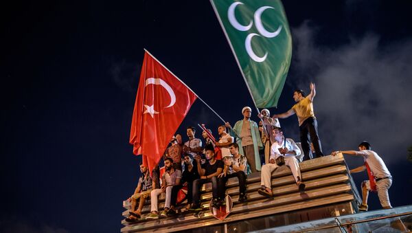 المتظاهرةون الأتراك يحملون أعلام تركيا في اسطنبول - سبوتنيك عربي
