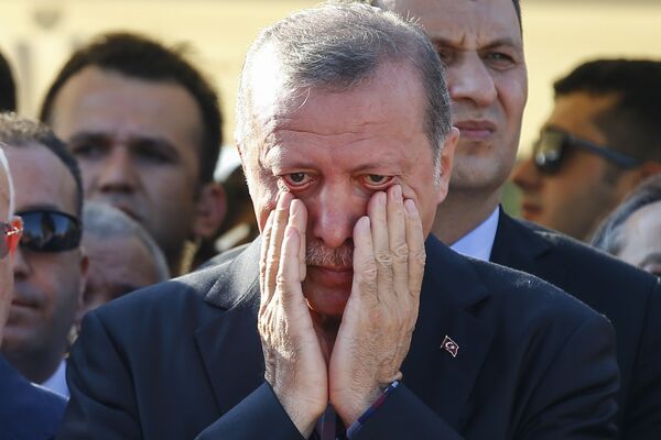 رئيس تركيا رجب طيب إردوغان خلال الجنازة في اسطنبول - سبوتنيك عربي