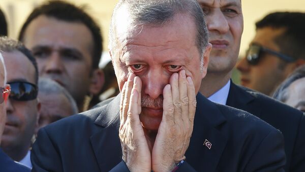 رئيس تركيا رجب طيب إردوغان خلال الجنازة في اسطنبول - سبوتنيك عربي