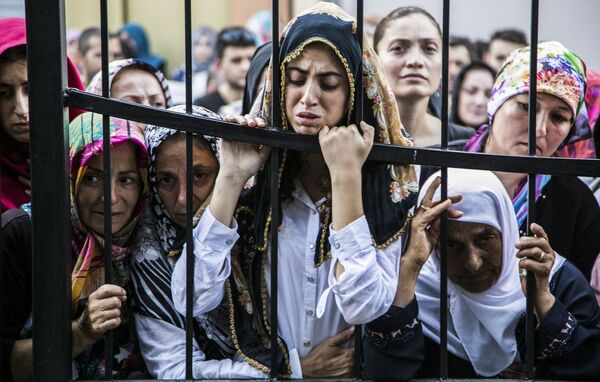 المواطنون الأتراك خلال الجنازة في اسطنبول - سبوتنيك عربي