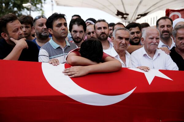 أهالي وأقارب ضحايا محاولة الإنقلاب خلال جنازتهم - سبوتنيك عربي