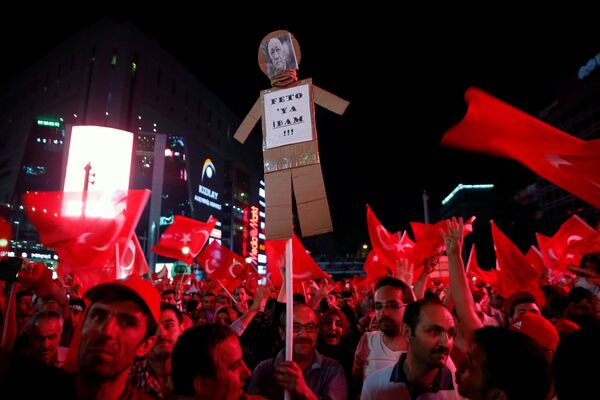 أنصار الرئيس رجب طيب أردوغان خلال المظاهرات في أنقرة - سبوتنيك عربي