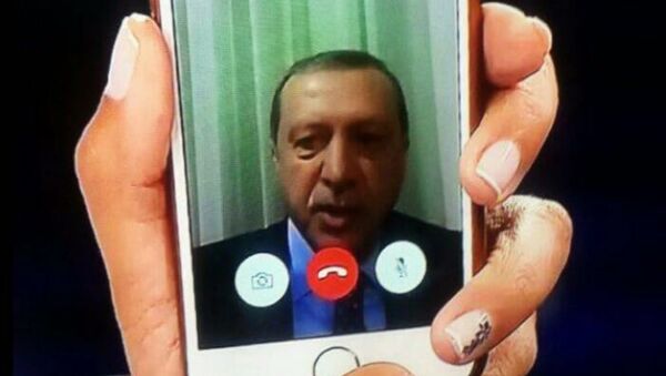 الرئيس التركي رجب طيب إردوغان يخاطب الأتراك من خلال الهاتف في اسطنبول - سبوتنيك عربي
