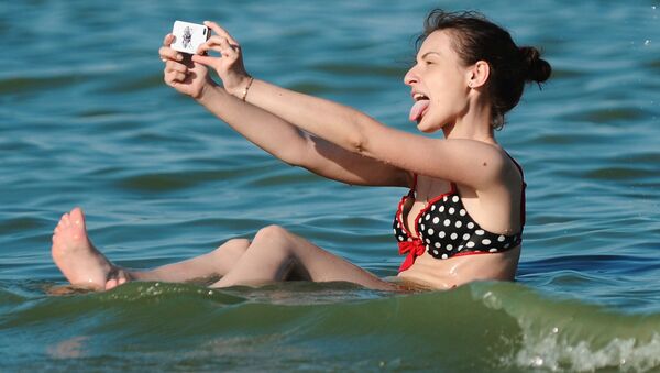 فتاة تأخذ صورة سيلفي في بحر آزوف في محافظة راستوفسكايا - سبوتنيك عربي