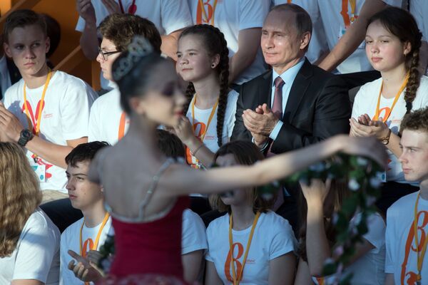 الرئيس الروسي فلاديمير بوتين خلال زيارته لمركز تعليمي سيريوس للأطفال في مدينة سوتشي. - سبوتنيك عربي