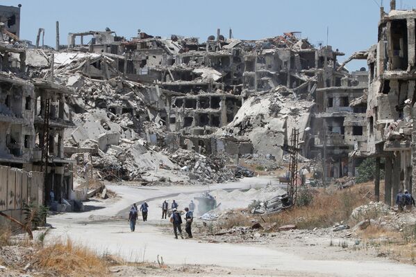 موظفو مؤسسة UNDP يقومون بجولة تفقدية في مدينة حمص، سوريا 19 يوليو/ تموز 2016 - سبوتنيك عربي