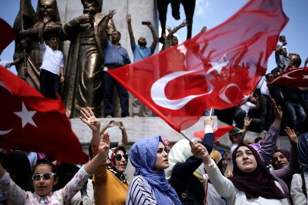 أنصار الرئيس التركي رجب طيب أردوغان في حديقة اسطنبول، 19 يوليو/ تموز 2016 - سبوتنيك عربي