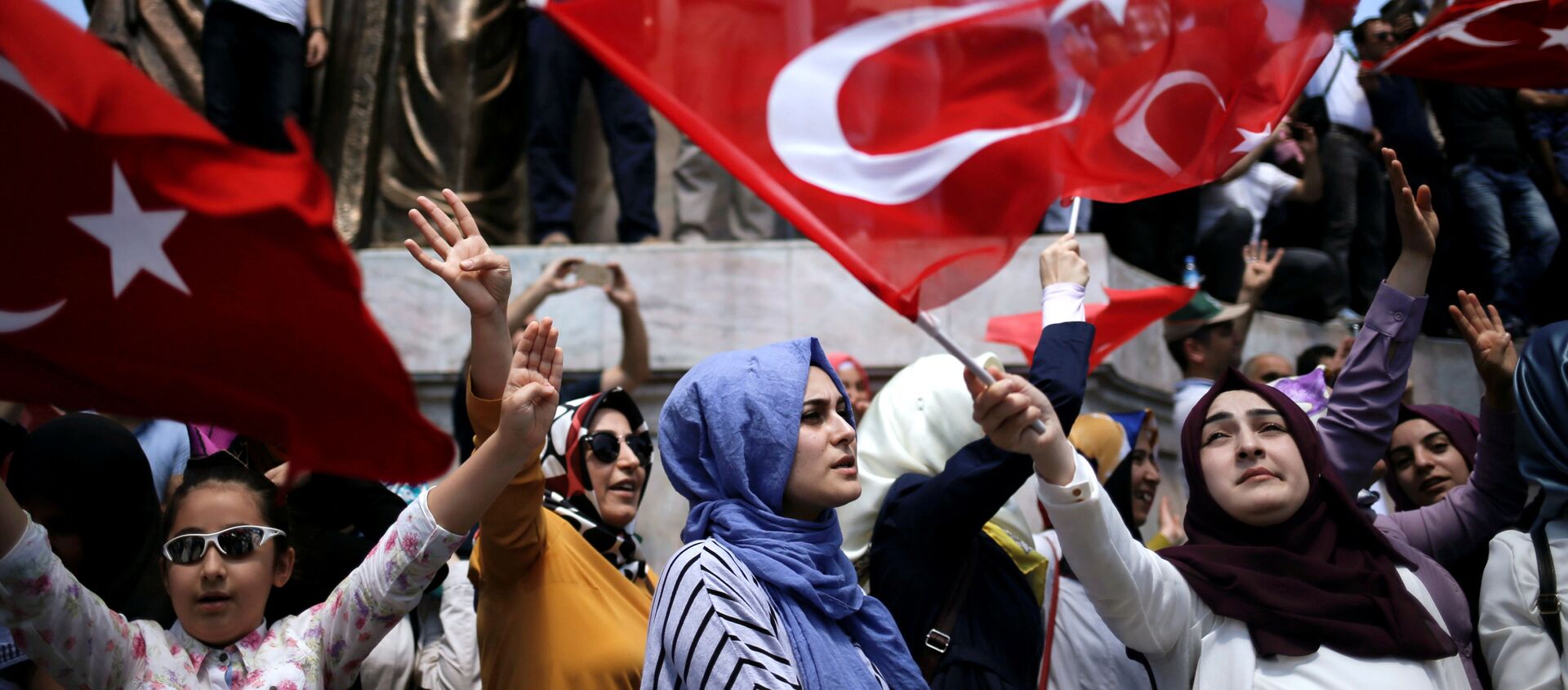 أنصار الرئيس التركي رجب طيب إردوغان في حديقة اسطنبول، 19 يوليو/ تموز 2016 - سبوتنيك عربي, 1920, 01.05.2021