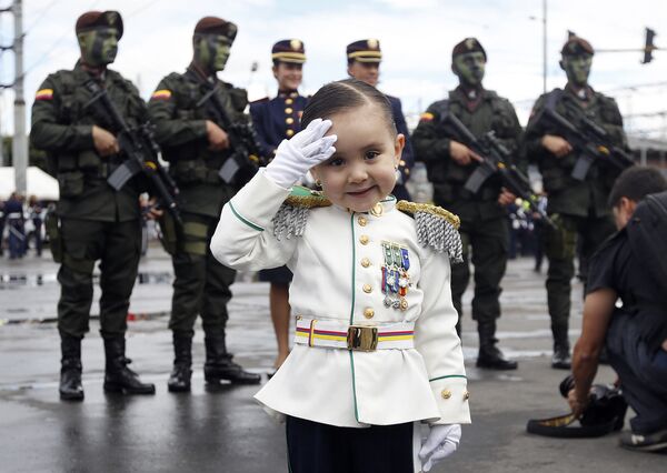 فتاة صغيرة في زي عسكري خلال عرض عسكري في بوغوتا بمناسبة عيد الاستقلال، كولومبيا 20 يوليو/ تموز 2016 - سبوتنيك عربي