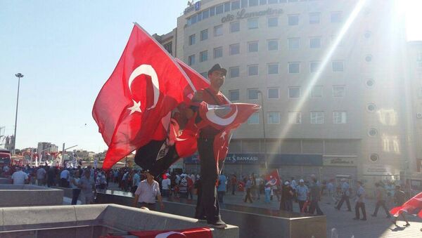 آلاف الاتراك يحتشدون في ميدان تقسيم بمدينة إسطنبول تنديدا بالمحاولة الانقلابية - سبوتنيك عربي