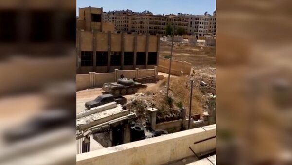 بالفيديو: دبابة الجيش السوري تدمر مقر للنصرة بحلب - سبوتنيك عربي