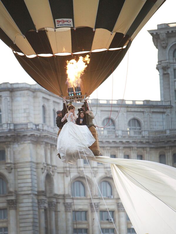 الاحتفال بمراسم الزواج على البالون الطائر، رومانيا. - سبوتنيك عربي