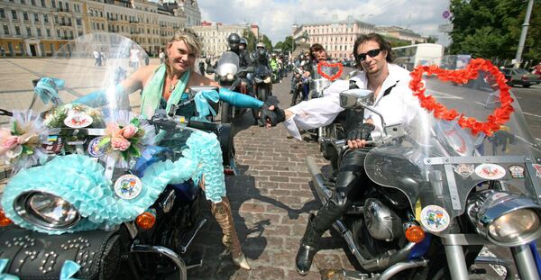 الاحتفال بالزواج على طريقة ركوب الدراجات النارية، كييف. - سبوتنيك عربي