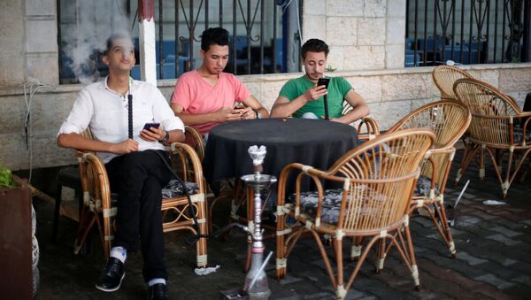 شباب فلسطينيون في مقهى بمدينة غزة، 17 يوليو/ تموز 2016 - سبوتنيك عربي