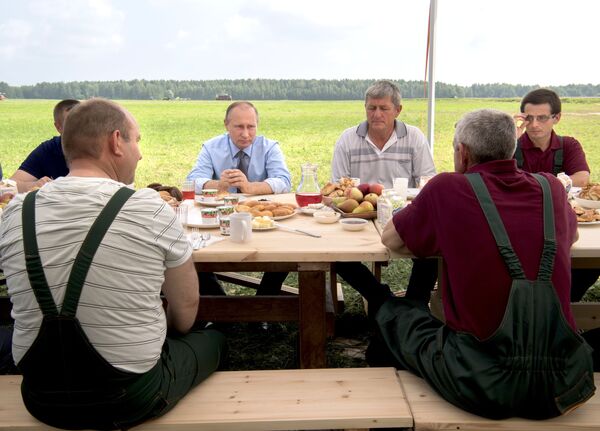 الرئيس الروسي فلاديمير بوتين خلال زيارته لمزرعة دميتروفا غورا في محافظة تفير - سبوتنيك عربي