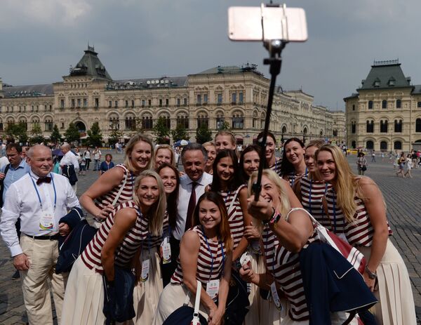 الفريق الرياضي الأولمبي الروسي يلتقط صورة جماعية مع وزير الرياضة الروسي  فيتالي موتكو على خلفية الساحة الحمراء في موسكو. - سبوتنيك عربي