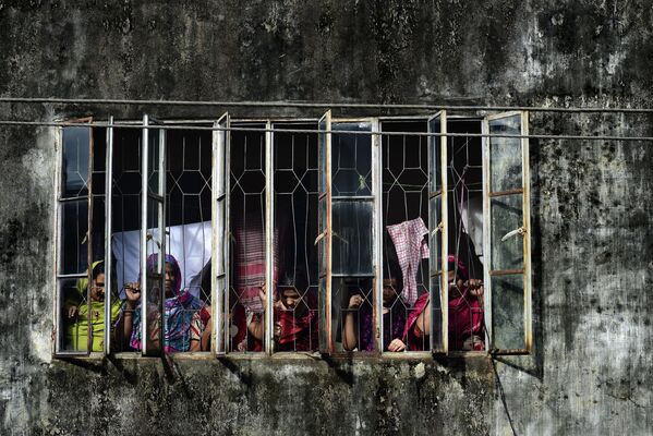 البنغلاديشيون ينظرون إلى المبنى المجاور، حيث قضت الشرطة الهندية على المتطرفين الإسلاميين، 26 يوليو/ تموز 2016 - سبوتنيك عربي
