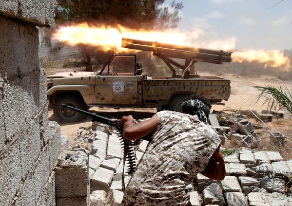 القوات الليبية الموالية للحكومة الجديدة، خلال المواجهات مع مسلحي تنظيم داعش في سرت، 21/ تموز 2016 - سبوتنيك عربي