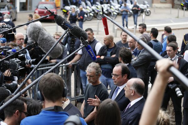 الرئيس الفرنسي فرانسوا أولاند خلال كلمته أمام الصحافيين بعدما قام الإرهابيون بذبح راهب في كنيسة بسانت-إتين-دي-روفري، فرنسا 26 يوليو/ تموز 2016 - سبوتنيك عربي