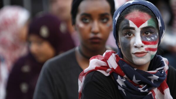 فتاة خلال فعالية الأمريكيون ضد الإرهاب بمدينة واشنطن، الولايات المتحدة 23 يوليو/ تموز 2016 - سبوتنيك عربي