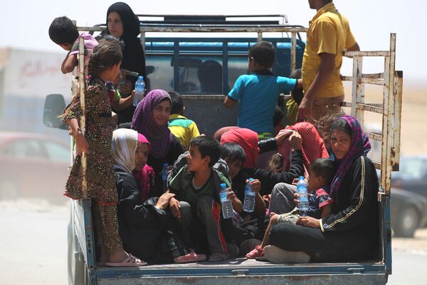 النساء العراقيات وأطفالهن في مخيم للنازحين، بعد خروجهن من بلدتي القيارة والشرقاط، العراق 27 يوليو/ تموز 2016 - سبوتنيك عربي