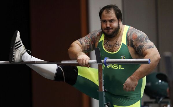 رياضي برازيلي في ألعاب القوى خلال التدريبات في ريو دي جانيرو، 27 يوليو/ تموز 2016 - سبوتنيك عربي