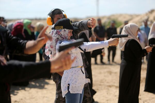 حركة حماس تطلق دورة تدريبية لعائلات المسؤولين في حماس لاستخدام السلاح، وذلك بغرض الحماية والدفاع عن النفس، مدينة خان يونس جنوب قطاع غزة، 24 يوليو/ تموز 2016 - سبوتنيك عربي