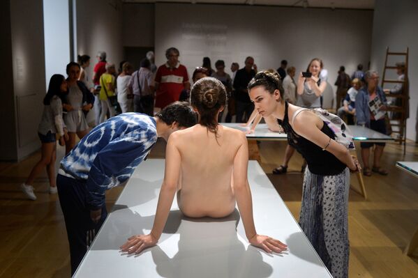 معرض لتماثيل That Girl للفنان الأمريكي باول ماكارثي، إسبانيا، 27 يوليو/ تموز 2016. - سبوتنيك عربي