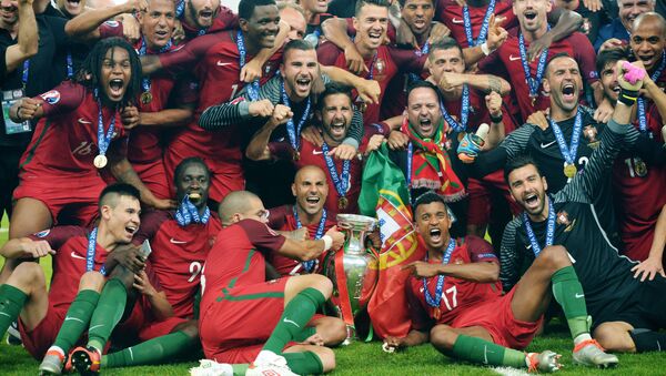 لاعبو فريق كرة القدم البرتغالي خلال مراسم الاحتفال بالفوز بلقب بطل أوروبا يورو 2016 - سبوتنيك عربي