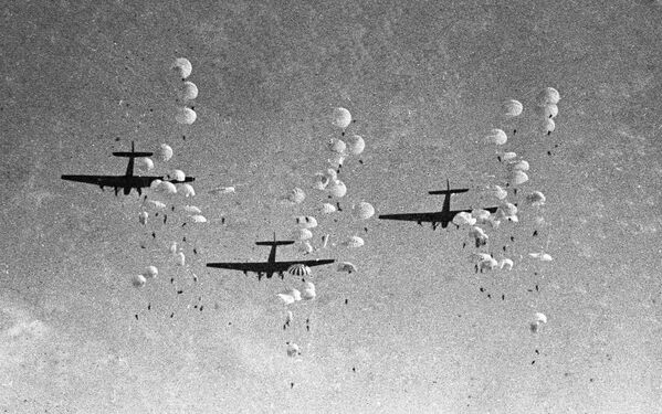 قوات الإنزال الجوي السوفيتية خلال العرض العسكري الجوي عام 1935 - سبوتنيك عربي