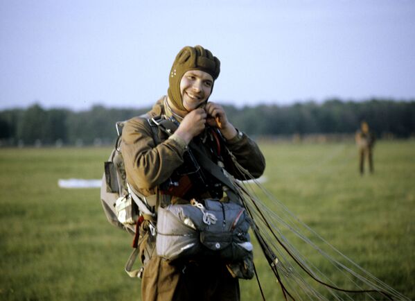 أحد أفراد قوات الإنزال الجوي الروسية بعد الهبوط عام 1983 - سبوتنيك عربي