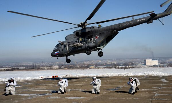 المظليون يهبطون من المروحية مي-8 أ.م.ت.ش خلال التدريبات في حقل التدريب بارانوفسكي في إقليم بريموريه - سبوتنيك عربي