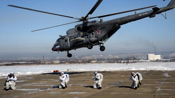 المظليون يهبطون من المروحية مي-8 أ.م.ت.ش خلال التدريبات في حقل التدريب بارانوفسكي في بريموسكي كراي - سبوتنيك عربي