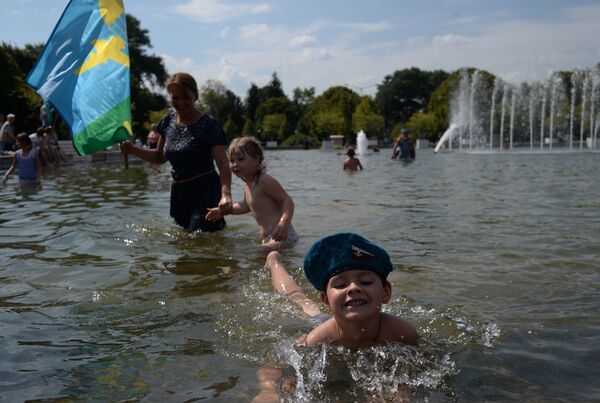 المشاركون في الاحتفال بيوم قوات الإنزال الجوي الروسية يسبحون في نافورة مياه في موسكو، بحيث أصبحت عادة لهذا العيد - سبوتنيك عربي