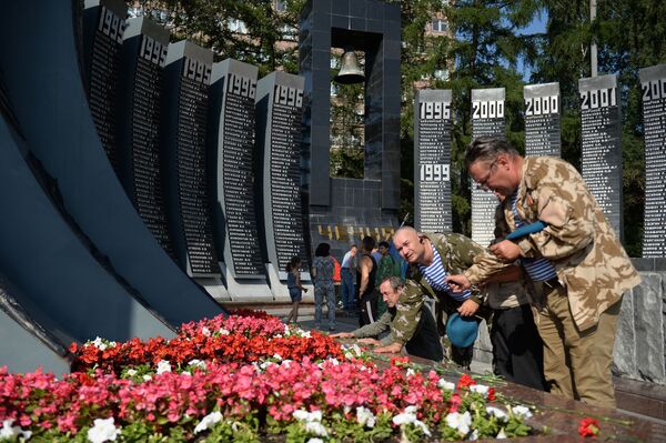 جنود يضعون أكاليل الزهور عند تمثال تشيورني تيولبان (التيوليب الأسود)  أثناء مراسم الاحتفال بيوم قوات الإنزال الجوي الروسية في يكاتيرينبورغ - سبوتنيك عربي
