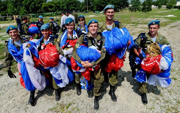 الاحتفال بيوم قوات الإنزال الجوي الروسية في أوسورييسك - سبوتنيك عربي