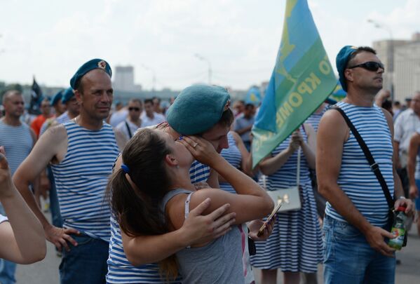 المشاركون في مراسم الاحتفال بيوم قوات الإنزال الجوي الروسية على ضفة بوشكينسكايا في موسكو - سبوتنيك عربي