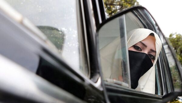 امرأة ترتدي البرقع تضرب صحفية حامل بسبب ملابسها في اسطنبول - سبوتنيك عربي