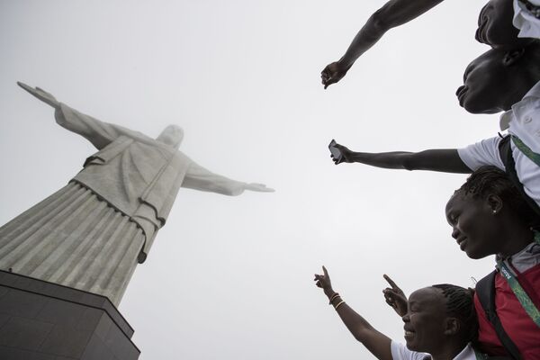 أعضاء فريق اللاجئين المشاركين في ألعاب أولومبياد ريو-دي-جانيرو 2016 في البرازيل - سبوتنيك عربي