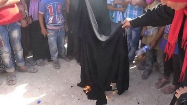سوريّة تحرق نقابها احتفالا بطرد داعش - سبوتنيك عربي