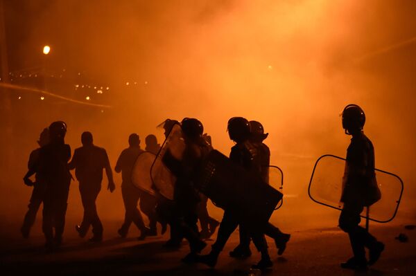 الشرطيون خلال الاشتباكات في مدينة يريفان، أرمينيا - سبوتنيك عربي