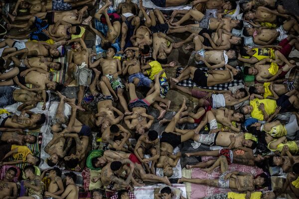 الاستراحة الليلية لسجناء كيزون سيتي في مانيلا، 19 يوليو/ تموز 2016 - سبوتنيك عربي