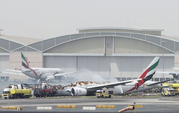 طائرة إماراتية، تابعة لشركة Emirates، بعد هبوط اضطراري لها في مطار دبي الدولي، الإمارات المتحدة 3 أغسطس/ تموز 2016 - سبوتنيك عربي